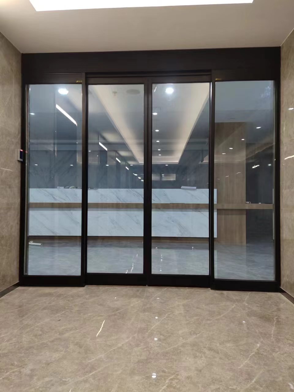 江宁区玻璃伸缩门