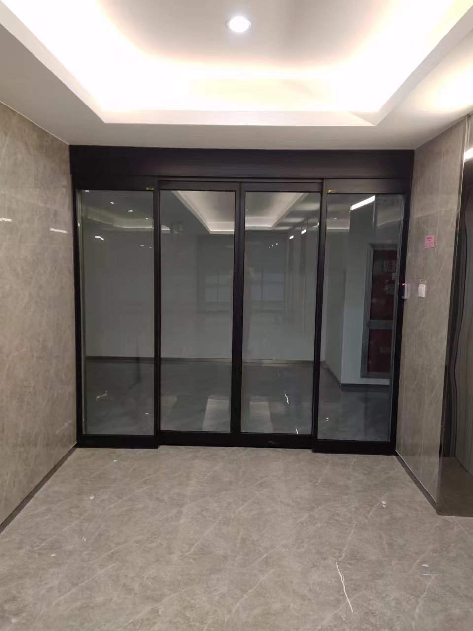 江宁区玻璃伸缩门